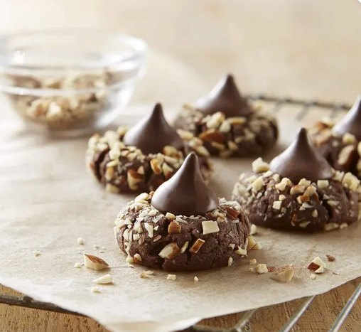 A 127g pack of Hershey's Kisses with Almonds, featuring smooth milk chocolate Kisses with a whole roasted almond center, individually wrapped for easy snacking and sharing.