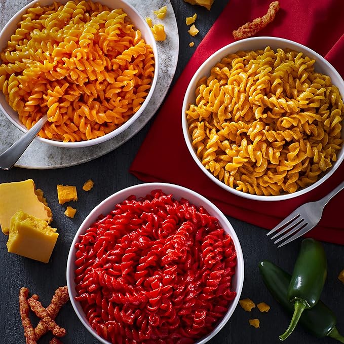 Cheetos Cheesy Jalapeño Mac 'n Cheese 164 g with image of creamy, spicy macaroni