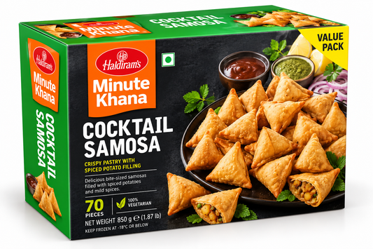 Haldiram’s Minute Khana Cocktail Samosa 850g pack featuring golden, crispy mini samosas with spiced potato filling, green chutney, and tamarind dip in green, orange, and black packaging.