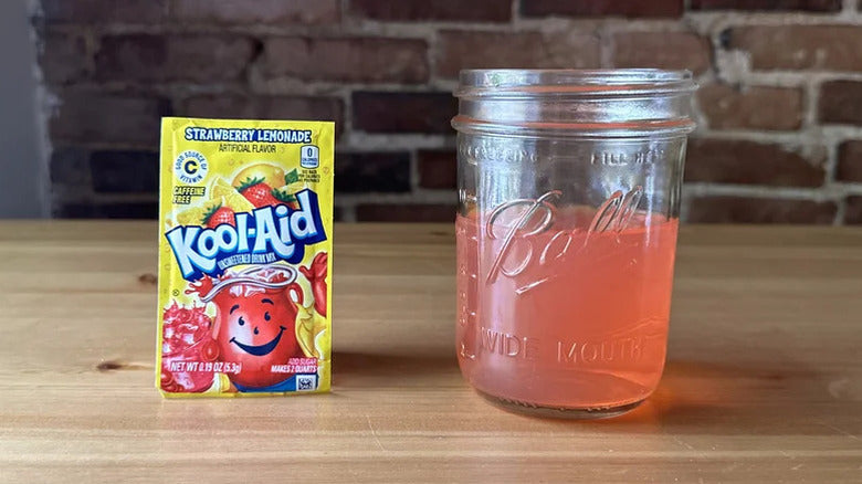 Kool‑Aid Unsweetened Soarin’ Strawberry Lemonade drink mix sachet – American powdered beverage
