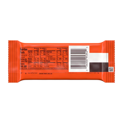 Reese’s Big Cup Chocolate Lava King Size (79g) – Close-up of the molten peanut butter filling oozing out from a thick milk chocolate shell.